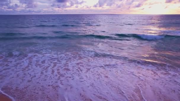 보이는 놀라운 해변의 위에서 몰아치는 아름다운 — 비디오