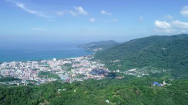 Phuket Tayland Havacılık Phuket Tayland 'daki Patong Körfezi Patong Şehri manzarası güneşli yaz günlerinde güzel tropikal deniz manzarası