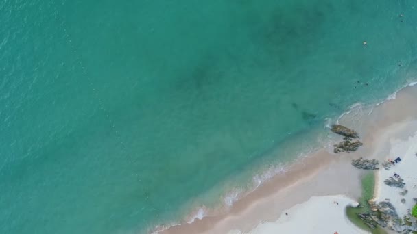 Draufsicht Tropischer Strand Meer Erstaunliche Wellen Meereshintergrund Krachende Wellen Auf — Stockvideo