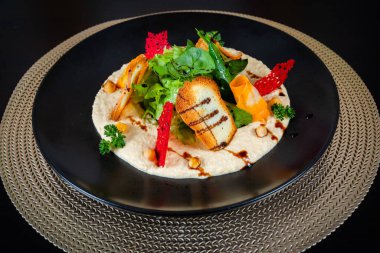 Sebzeli salata ve siyah arka planda ekmek.