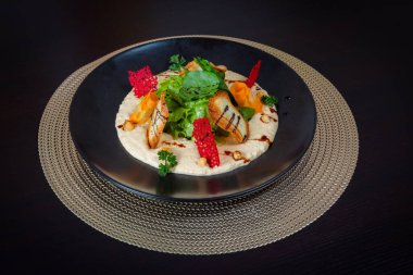 Sebzeli salata ve siyah arka planda ekmek.