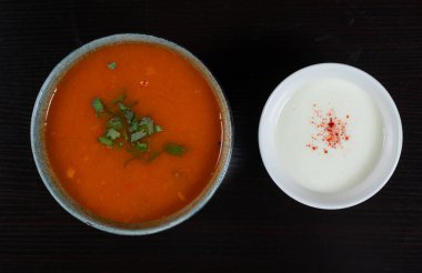 Pirinçli kuzu çorbası, sebze ve bir fincan ekşi yoğurt.