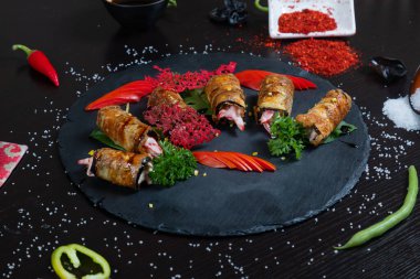 Dereotu, dilimlenmiş domates ve limon dilimleriyle süslenmiş mayonez ve domatesli kızarmış patlıcan.