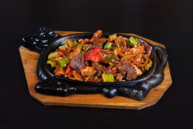 Kızartma tavasında sebzeyle karıştırılmış doğranmış et.