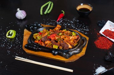 Kızartma tavasında sebzeyle karıştırılmış doğranmış et.