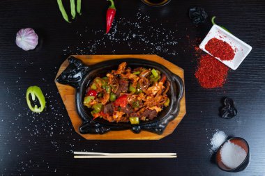 Kızartma tavasında sebzeyle karıştırılmış doğranmış et.