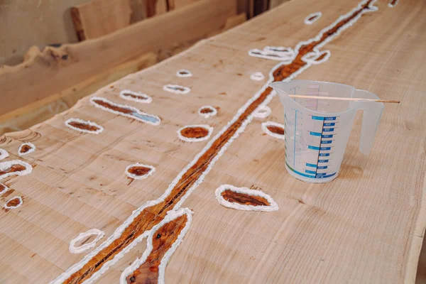 Płynny Kubek Żywicą Epoksydową Drewnianym Stole Proces Wytwarzania Żywicy Rzemiosła — Zdjęcie stockowe