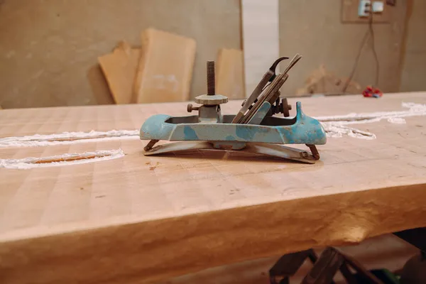 旧金属冲压板放在木桌上 木制桌子上的木制工具 木匠车间 — 图库照片
