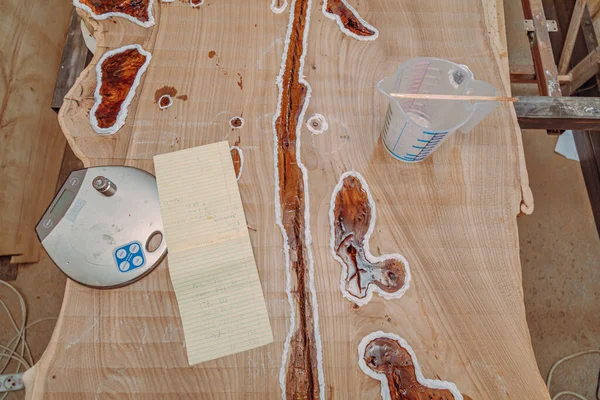 Suszona Żywica Epoksydowa Drewnianym Stole Makro Zbliżenie Proces Wytwarzania Żywicy — Zdjęcie stockowe
