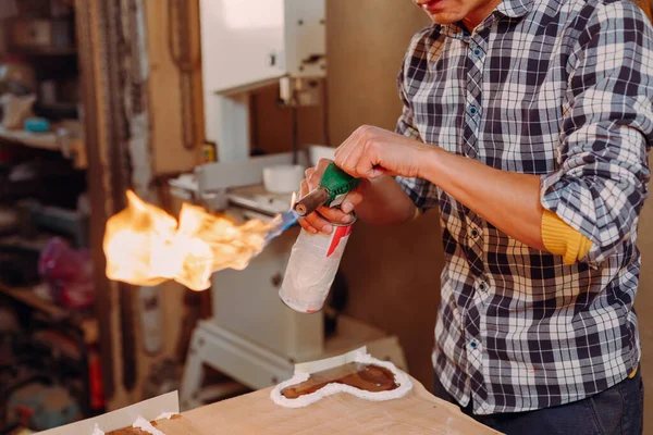 Carpintero Encendiendo Soplete Taller Proceso Fabricación Una Mesa Artesanal Resina — Foto de Stock