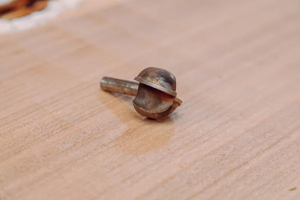 Stahl Fräser Zum Fräsen Auf Einem Holztisch — Stockfoto