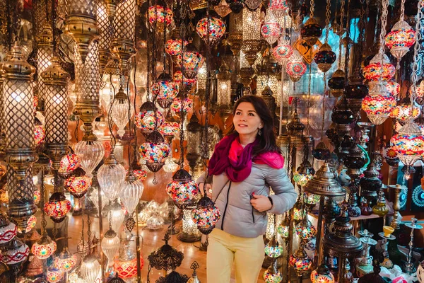 Smiling Beautiful Woman Looking Turkish Lamps Sale Grand Bazaar Istanbul Ліцензійні Стокові Фото