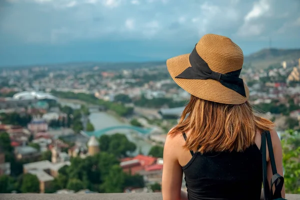 Mujer Con Sombrero Sol Mirando Desde Panorama Ciudad Tiflis —  Fotos de Stock