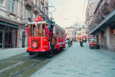 İstanbul, Türkiye - 17 Aralık 2018: İstanbul, Istiklal Caddesi 'ndeki eski kırmızı tramvay