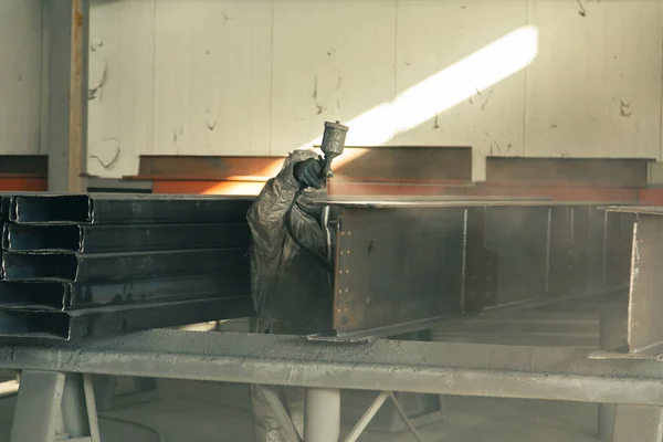 Metal kirişlere korozyon önleyici sprey sıkılmış.