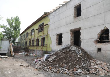 İnşaat onarımı sırasında inşaat enkazı yığını