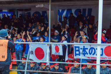 Bishkek, Kırgızistan - 16 Kasım 2019: Japon Milli Futbol Takımı taraftarları