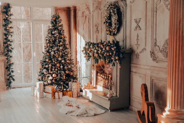 Gemütliches Weihnachtsthema Dekoriertes Zimmer Mit Weihnachtsbaum Geschenken Und Einem Kamin — Stockfoto