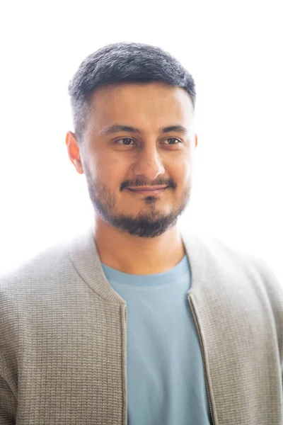 Retrato Belo Jovem Barbudo Sorrindo Olhando Para Câmera Isolada Fundo — Fotografia de Stock