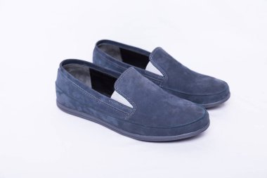 Erkekler Gök Güzeli beyaz arka planda ayakkabılarını giyiyor.