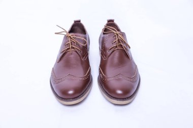 Beyaz arka planda Erkek Derbisi Ayakkabıları