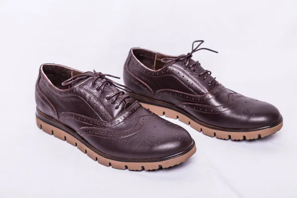 Zapatos Oxford Marrones Para Hombre Sobre Fondo Blanco —  Fotos de Stock
