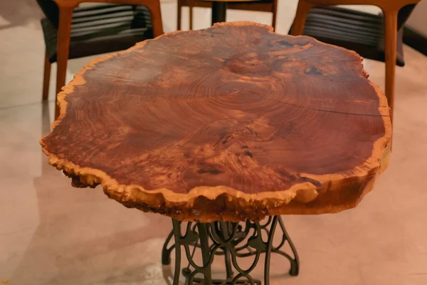 手作りエポキシ樹脂丸木テーブル 倒木から作られた木製の家具とライブエッジテーブル — ストック写真