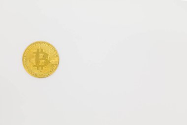 Beyaz zemin üzerinde Bitcoin altın sikkesi üst görünümü