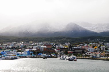 Ushuaia, Arjantin - 15 Şubat 2017 Ushuaia limanında karlı dağların manzaralı tekneler