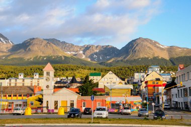 Ushuaia, Arjantin - 15 Şubat 2017 Ushuaia şehrinin karlı dağlarının manzarası