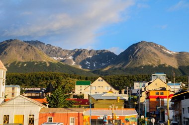 Ushuaia, Arjantin - 15 Şubat 2017 Ushuaia şehrinin karlı dağlarının manzarası