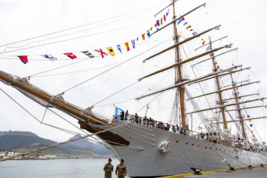 Ushuaia, Arjantin - 15 Şubat 2017 Ushuaia limanında yelkenli gemi