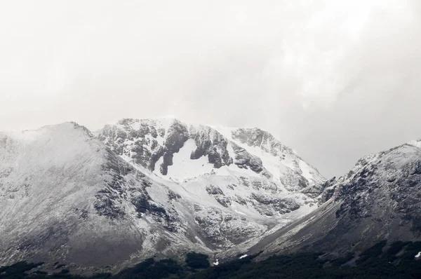 被雪覆盖的山峰 — 图库照片