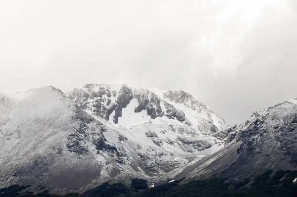 Bergstoppar Täckta Med Snö — Stockfoto