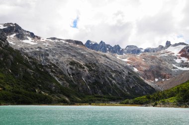 Arkasında dağlar olan dağ gölü. Güzel doğa.