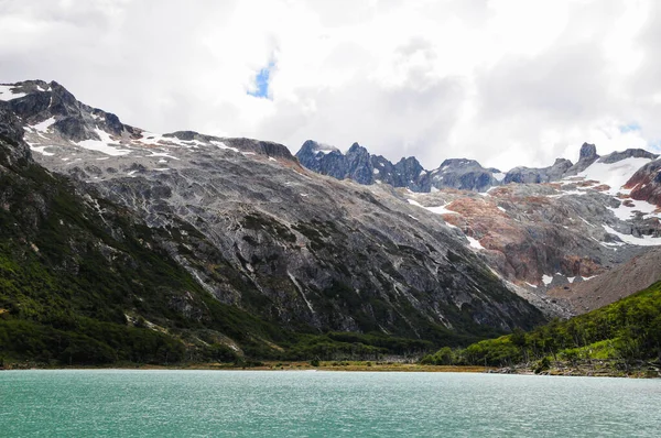 Montanha Lago Com Montanhas Fundo Bela Natureza — Fotografia de Stock