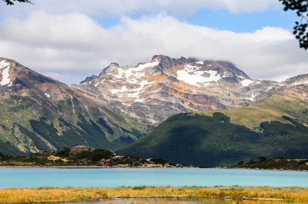 背景に山と山の湖 美しい自然 — ストック写真