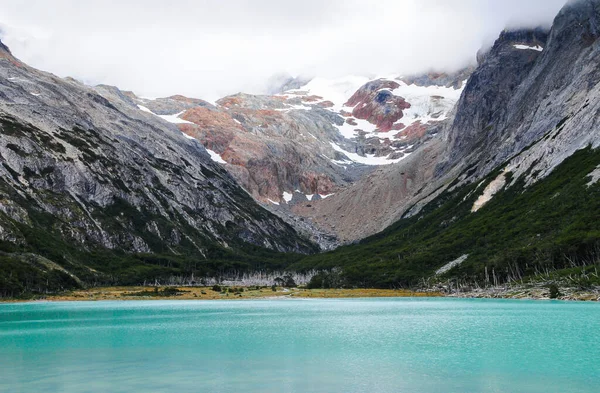 Ορεινή Λίμνη Βουνά Στο Βάθος Όμορφη Φύση — Φωτογραφία Αρχείου