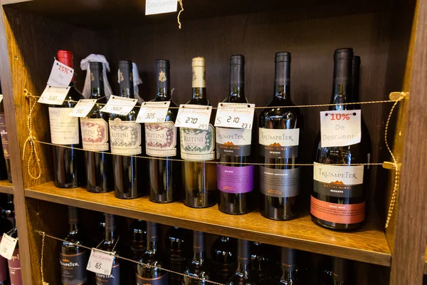 Buenos Aires, Arjantin - 15 Şubat 2017: Arjantin etiketli şarap şişeleri