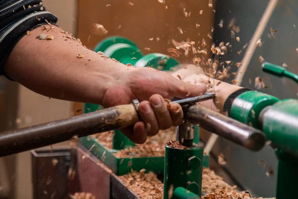 Carpintero Girando Madera Sobre Torno Persona Tallar Candelabro Cincel Torno — Foto de Stock