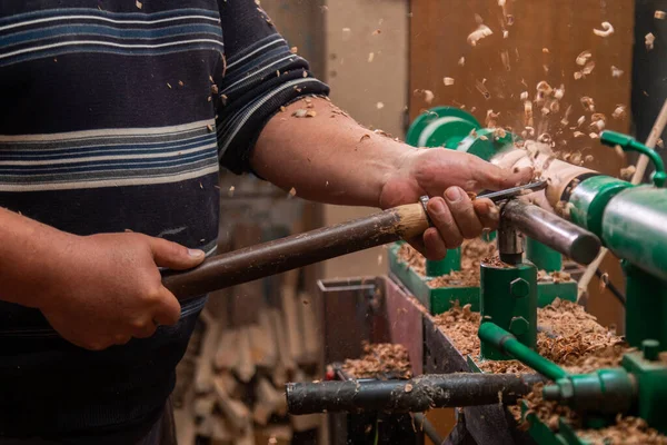 Carpenter Turning Wood Lathe Person Carving Chisel Candlestick Lathe —  Fotos de Stock