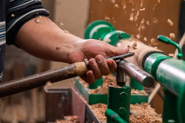 Carpintero Girando Madera Sobre Torno Persona Tallar Candelabro Cincel Torno — Foto de Stock