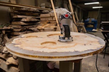 Atölyedeki ahşap bir masada ahşap yönlendirici.