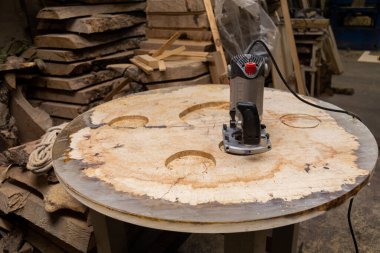 Atölyedeki ahşap bir masada ahşap yönlendirici.