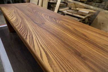 Atölyedeki yeni yapılmış kahverengi ahşap masa. El yapımı ahşap ürün