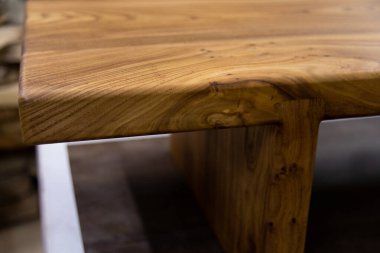 Atölyedeki yeni yapılmış kahverengi ahşap masa. El yapımı ahşap ürün