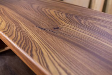 Atölyedeki yeni yapılmış kahverengi ahşap masa. El yapımı ahşap ürün