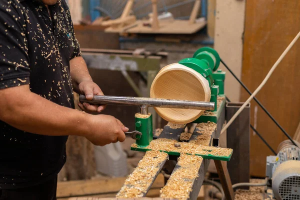 Carpenter Preparing Machine Turning Wood Lathe —  Fotos de Stock