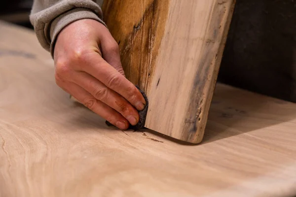 Detailní Záběr Carpentera Dřevěnou Řezací Desku Ochranným Lněným Olejem Dílně — Stock fotografie