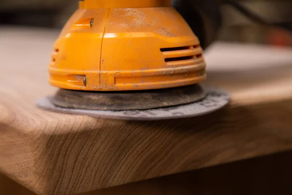 Closeup Carpenter Sanding Wood Table Orbital Sander Workshop — Zdjęcie stockowe